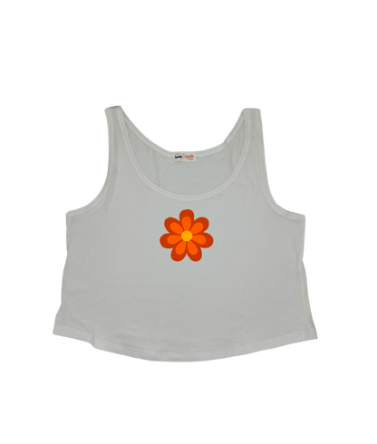 Débardeur blanc court, crop top, 100% coton. Personnalisation du débardeur grâce à une technique de flocage, le DTF, pour une meilleure qualité d’impression et de tenue. La personnalisation est floquée au centre, en haut milieu. Ici, il s’agit de la personnalisation de DTF fleur orange inspirée des années 70.