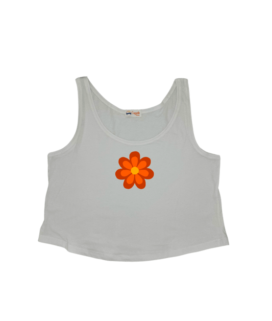 Débardeur blanc court, crop top, 100% coton. Personnalisation du débardeur grâce à une technique de flocage, le DTF, pour une meilleure qualité d’impression et de tenue. La personnalisation est floquée au centre, en haut milieu. Ici, il s’agit de la personnalisation de DTF fleur orange inspirée des années 70.