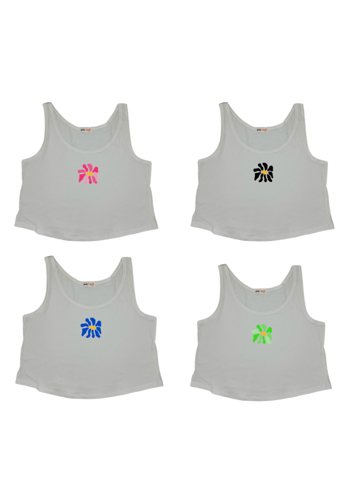 Débardeur blanc court, crop top, 100% coton. Personnalisation du débardeur grâce à une technique de flocage, le DTF, pour une meilleure qualité d’impression et de tenue. La personnalisation est floquée au centre en haut. Ici, il s’agit des personnalisations de DTF fleur rose, fleur noire, fleur bleue et fleur verte. 