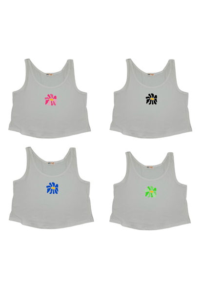 Débardeur blanc court, crop top, 100% coton. Personnalisation du débardeur grâce à une technique de flocage, le DTF, pour une meilleure qualité d’impression et de tenue. La personnalisation est floquée au centre en haut. Ici, il s’agit des personnalisations de DTF fleur rose, fleur noire, fleur bleue et fleur verte. 