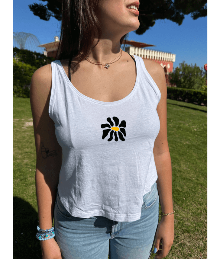 Modèle mannequin femme portant un débardeur blanc court en coton avec personnalisation flocage DTF fleur noir