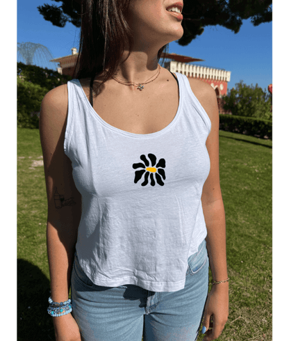 Modèle mannequin femme portant un débardeur blanc court en coton avec personnalisation flocage DTF fleur noir