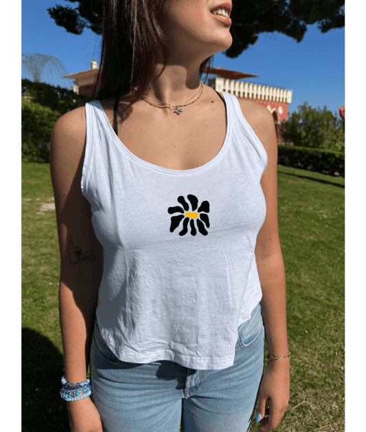 Modèle mannequin femme portant un débardeur blanc court en coton avec personnalisation flocage DTF fleur noir