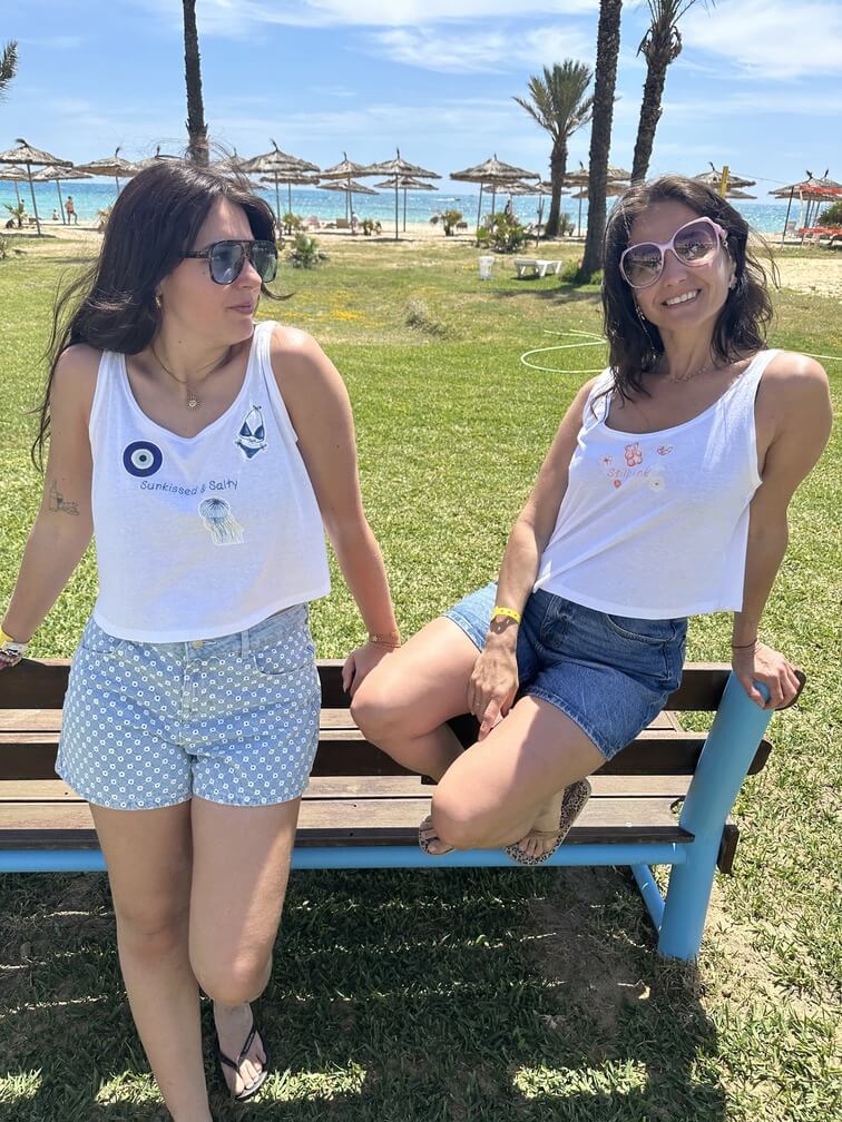 2 modèles femme portant un débardeur blanc court en coton avec personnalisation broderie et flocage DTF. Thème été summer girly estival plage mer bleu rose