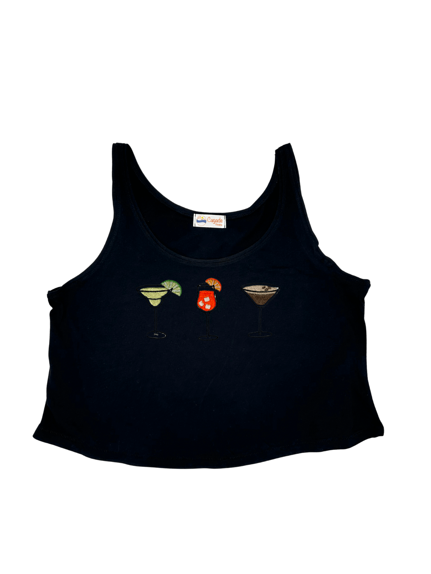 Débardeur noir court, crop top, 100% coton. Personnalisation du débardeur grâce à des broderies. Il faut choisir parmi un choix de broderies dessinées à la main sur le thème de l’été sur la Côte d’Azur dans les Alpes Maritimes, 06. Il faut aussi choisir la position de la broderie entre à gauche côté cœur, à droite ou au milieu. Toutes les broderies sont faites à la commande selon la personnalisation choisie. Ici, il s’agit de la broderie 3 cocktailes : espresso martini, Aperol Spritz et margarita. 