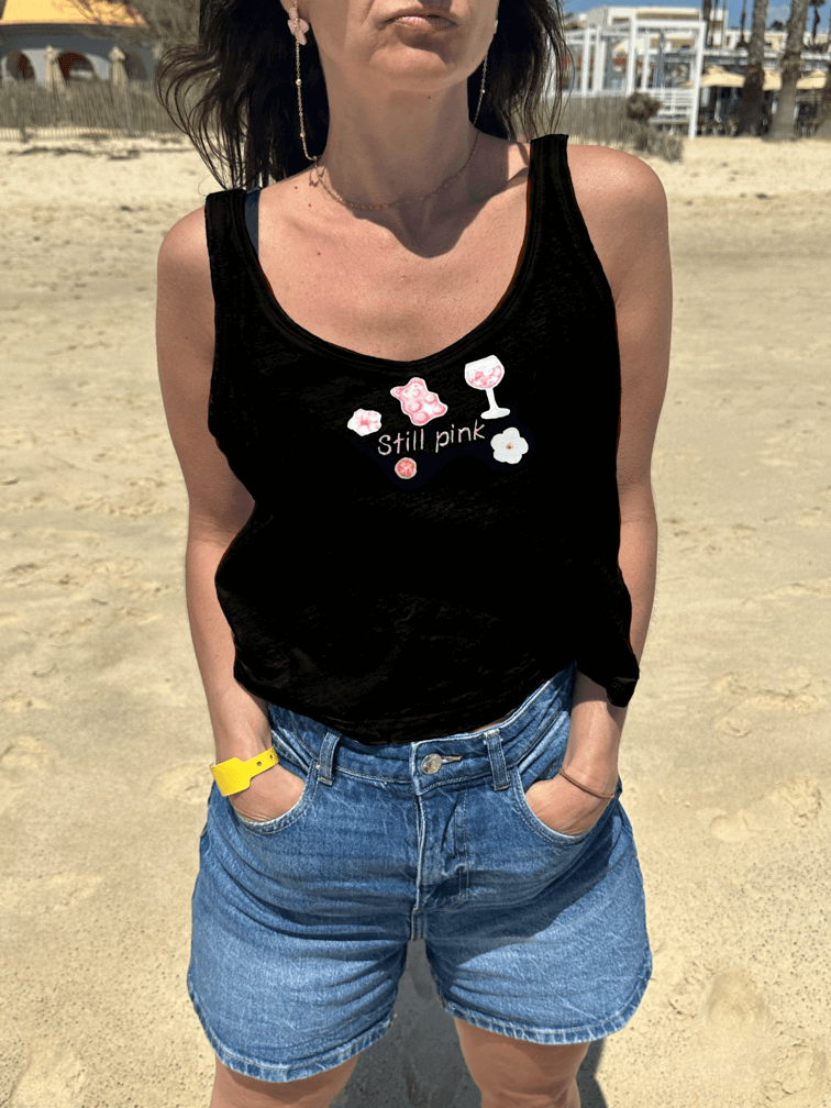 Mannequin modèle femme portant un débardeur noir en coton avec personnalisation broderie et flocage DTF. Thème rose girly plage estival summer été mer plage