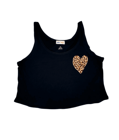 Débardeur noir court, crop top, 100% coton. Personnalisation du débardeur grâce à une technique de flocage, le DTF, pour une meilleure qualité d’impression et de tenue. La personnalisation est floquée au niveau du cœur, en haut à gauche. Ici, il s’agit de la personnalisation de DTF cœur léopard. 
