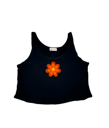 Débardeur noir court, crop top, 100% coton. Personnalisation du débardeur grâce à une technique de flocage, le DTF, pour une meilleure qualité d’impression et de tenue. La personnalisation est floquée au centre, en haut milieu. Ici, il s’agit de la personnalisation de DTF fleur orange inspirée des années 70. 