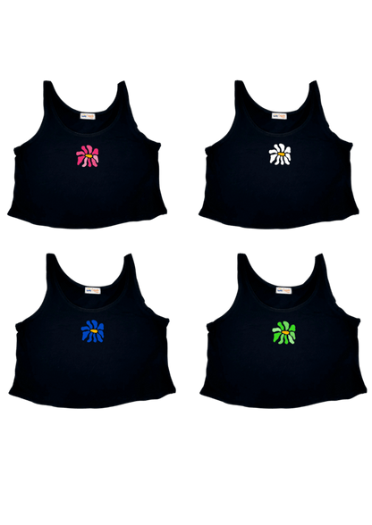 Débardeur noir court, crop top, 100% coton. Personnalisation du débardeur grâce à une technique de flocage, le DTF, pour une meilleure qualité d’impression et de tenue. La personnalisation est floquée au centre en haut. Ici, il s’agit des personnalisations de DTF fleur rose, fleur blanche, fleur bleue et fleur verte. 
