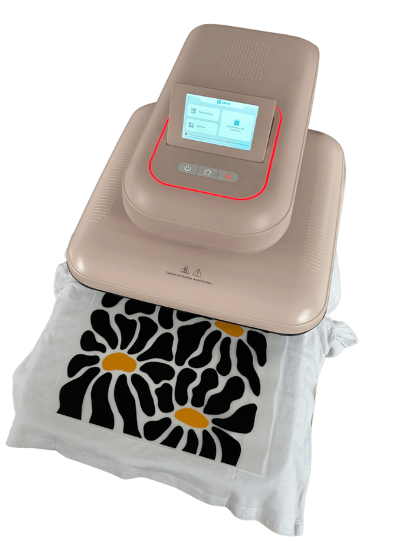 Machine presse à chaud pour DTF flocage avec un exemple d'un t-shirt blanc avec une illustration de fleur noir dans la machine. 