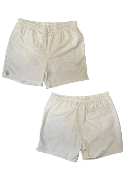 Maillot de plage pour homme couleur beige. Personnalisation du maillot grâce à des broderies. Il faut choisir parmi un choix de broderies dessinées à la main sur le thème de l’été sur la Côte d’Azur dans les Alpes Maritimes, 06. La broderie est brodée sur l’avant du maillot, jambe droite et sur la poche arrière jambe droite. Toutes les broderies sont faites à la commande selon la personnalisation choisie. Maillot présentation sans broderie.