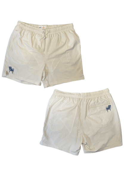 Maillot de plage pour homme couleur beige. Personnalisation du maillot grâce à des broderies. Il faut choisir parmi un choix de broderies dessinées à la main sur le thème de l’été sur la Côte d’Azur dans les Alpes Maritimes, 06. La broderie est brodée sur l’avant du maillot, jambe droite et sur la poche arrière jambe droite. Toutes les broderies sont faites à la commande selon la personnalisation choisie. Ici, il s’agit de la broderie chaise bleue, emblème de la ville de Nice, 06.