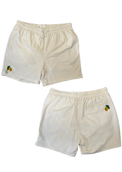 Maillot de plage pour homme couleur beige. Personnalisation du maillot grâce à des broderies. Il faut choisir parmi un choix de broderies dessinées à la main sur le thème de l’été sur la Côte d’Azur dans les Alpes Maritimes, 06. La broderie est brodée sur l’avant du maillot, jambe droite et sur la poche arrière jambe droite. Toutes les broderies sont faites à la commande selon la personnalisation choisie. Ici, il s’agit de la broderie citron de Menton, emblème de la ville de Menton, 06.