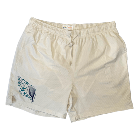 Maillot de plage pour homme couleur beige. Personnalisation du maillot grâce à des broderies. Il faut choisir parmi un choix de broderies dessinées à la main sur le thème de l’été sur la Côte d’Azur dans les Alpes Maritimes, 06. La broderie est brodée sur l’avant du maillot, jambe droite. Toutes les broderies sont faites à la commande selon la personnalisation choisie. Ici, il s’agit de la broderie coquillage bleu spirale.