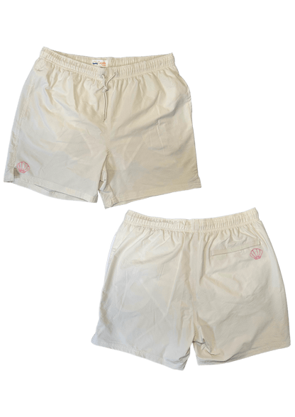 Maillot de plage pour homme couleur beige. Personnalisation du maillot grâce à des broderies. Il faut choisir parmi un choix de broderies dessinées à la main sur le thème de l’été sur la Côte d’Azur dans les Alpes Maritimes, 06. La broderie est brodée sur l’avant du maillot, jambe droite et sur la poche arrière jambe droite. Toutes les broderies sont faites à la commande selon la personnalisation choisie. Ici, il s’agit de la broderie coquillage rose.