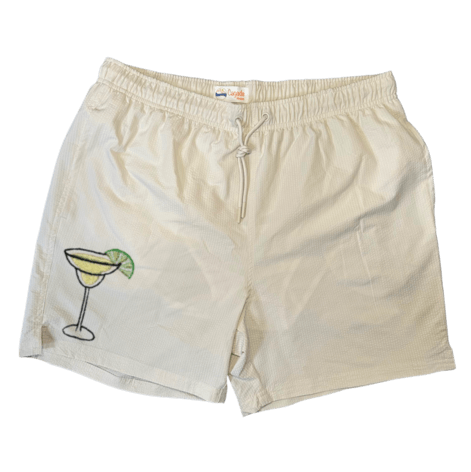 Maillot de plage pour homme couleur beige. Personnalisation du maillot grâce à des broderies. Il faut choisir parmi un choix de broderies dessinées à la main sur le thème de l’été sur la Côte d’Azur dans les Alpes Maritimes, 06. La broderie est brodée sur l’avant du maillot, jambe droite. Toutes les broderies sont faites à la commande selon la personnalisation choisie. Ici, il s’agit de la broderie margarita, cocktail.
