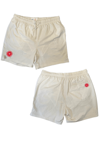 Maillot de plage pour homme couleur beige. Personnalisation du maillot grâce à des broderies. Il faut choisir parmi un choix de broderies dessinées à la main sur le thème de l’été sur la Côte d’Azur dans les Alpes Maritimes, 06. La broderie est brodée sur l’avant du maillot, jambe droite et sur la poche arrière jambe droite. Toutes les broderies sont faites à la commande selon la personnalisation choisie. Ici, il s’agit de la broderie pomelo, pamplemousse, agrume, rose flashy.