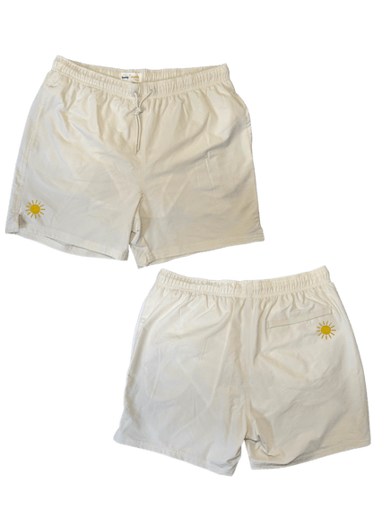 Maillot de plage pour homme couleur beige. Personnalisation du maillot grâce à des broderies. Il faut choisir parmi un choix de broderies dessinées à la main sur le thème de l’été sur la Côte d’Azur dans les Alpes Maritimes, 06. La broderie est brodée sur l’avant du maillot, jambe droite et sur la poche arrière jambe droite. Toutes les broderies sont faites à la commande selon la personnalisation choisie. Ici, il s’agit de la broderie soleil, jaune.