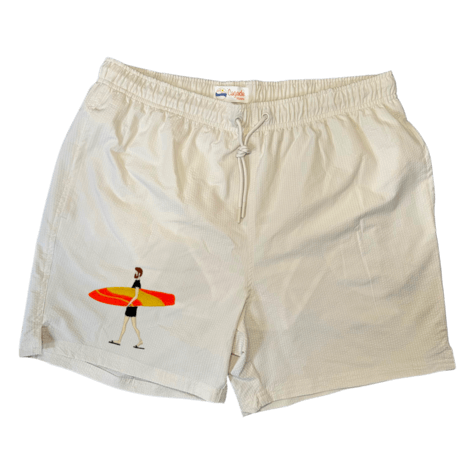 Maillot de plage pour homme couleur beige. Personnalisation du maillot grâce à des broderies. Il faut choisir parmi un choix de broderies dessinées à la main sur le thème de l’été sur la Côte d’Azur dans les Alpes Maritimes, 06. La broderie est brodée sur l’avant du maillot, jambe droite. Toutes les broderies sont faites à la commande selon la personnalisation choisie. Ici, il s’agit de la broderie surfeur, surf, planche de surf.