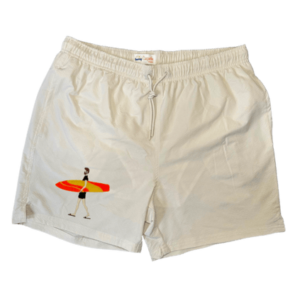 Maillot de plage pour homme couleur beige. Personnalisation du maillot grâce à des broderies. Il faut choisir parmi un choix de broderies dessinées à la main sur le thème de l’été sur la Côte d’Azur dans les Alpes Maritimes, 06. La broderie est brodée sur l’avant du maillot, jambe droite. Toutes les broderies sont faites à la commande selon la personnalisation choisie. Ici, il s’agit de la broderie surfeur, surf, planche de surf.