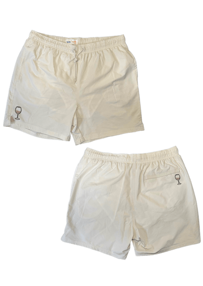 Maillot de plage pour homme couleur beige. Personnalisation du maillot grâce à des broderies. Il faut choisir parmi un choix de broderies dessinées à la main sur le thème de l’été sur la Côte d’Azur dans les Alpes Maritimes, 06. La broderie est brodée sur l’avant du maillot, jambe droite et sur la poche arrière jambe droite. Toutes les broderies sont faites à la commande selon la personnalisation choisie. Ici, il s’agit de la broderie verre de vin rosé.