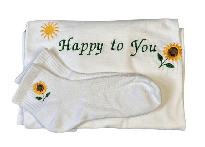 Expérience totalement personnalisée : broderies de prénoms, initiales, mots doux ou petits motifs personnels, et impressions flocage DTF de photos, dessins personnalisés ou créations graphiques originales.