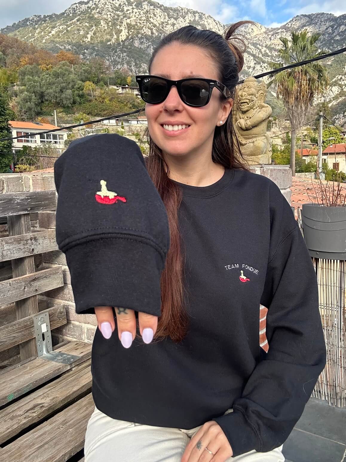 Sweatshirt noir tout doux hyper confortable loose avec broderie côté cœur et sur la manche droite personnalisation broderie team fondue. 
Texte TEAM FONDUE avec un appareil à fondue rouge et du fromage coulant idée cadeau à offrir personnalisation broderie. Broderie côté cœur plus broderie sur la manche droite. 