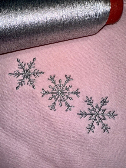 Sweatshirt rose clair tout doux hyper confortable loose avec broderie sur la poitrine personnalisation broderie 3 flocons hiver winter. Broderie argenté, brillant, scintillant paillettes argent fêtes. 