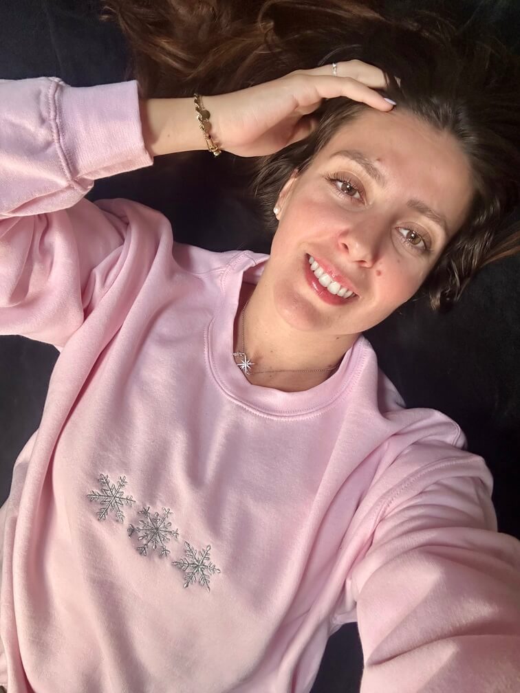 Sweatshirt rose clair tout doux hyper confortable loose avec broderie sur la poitrine personnalisation broderie 3 flocons hiver winter. Broderie argenté, brillant, scintillant paillettes argent fêtes. 