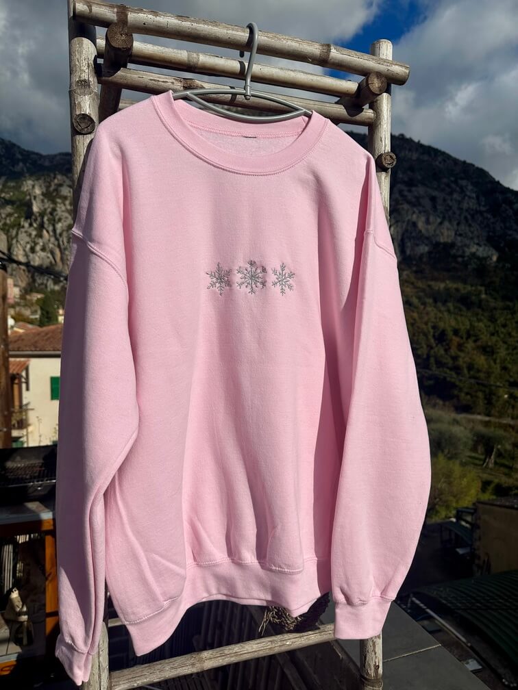 Sweatshirt rose clair tout doux hyper confortable loose avec broderie sur la poitrine personnalisation broderie 3 flocons hiver winter. Broderie argenté, brillant, scintillant paillettes argent fêtes. 
