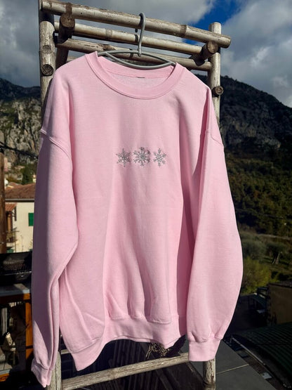 Sweatshirt rose clair tout doux hyper confortable loose avec broderie sur la poitrine personnalisation broderie 3 flocons hiver winter. Broderie argenté, brillant, scintillant paillettes argent fêtes. 