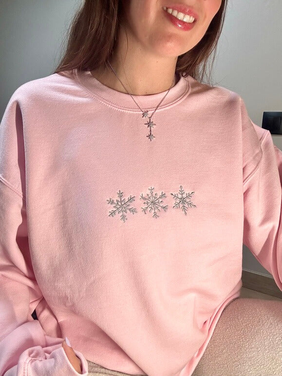 Sweatshirt rose clair tout doux hyper confortable loose avec broderie sur la poitrine personnalisation broderie 3 flocons hiver winter. Broderie argenté, brillant, scintillant paillettes argent fêtes. 
