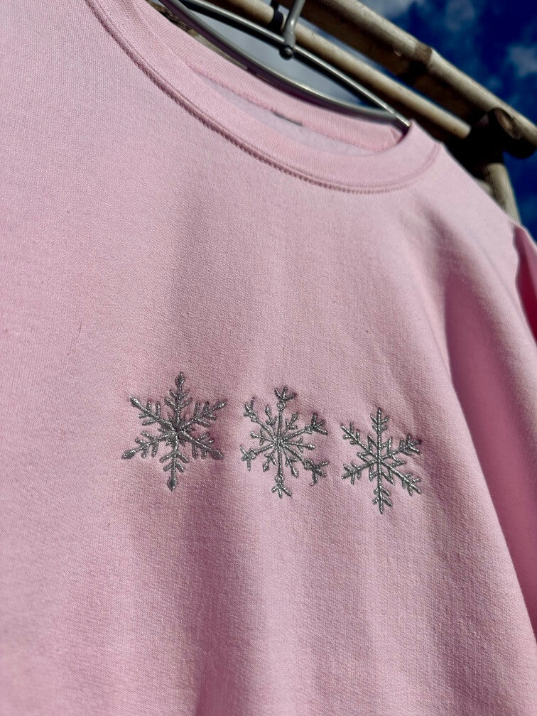 Sweatshirt rose clair tout doux hyper confortable loose avec broderie sur la poitrine personnalisation broderie 3 flocons hiver winter. Broderie argenté, brillant, scintillant paillettes argent fêtes. 