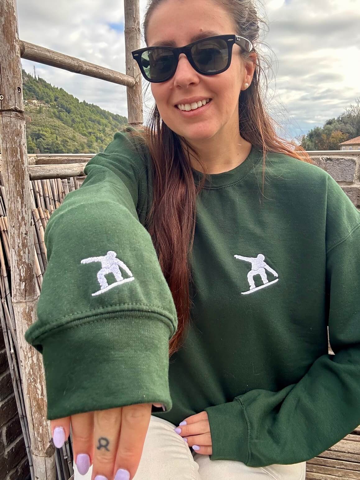 Sweatshirt vert forêt tout doux hyper confortable loose avec broderie côté cœur et sur la manche droite personnalisation broderie snowboard blanc