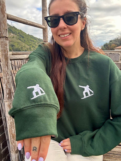 Sweatshirt vert forêt tout doux hyper confortable loose avec broderie côté cœur et sur la manche droite personnalisation broderie snowboard blanc