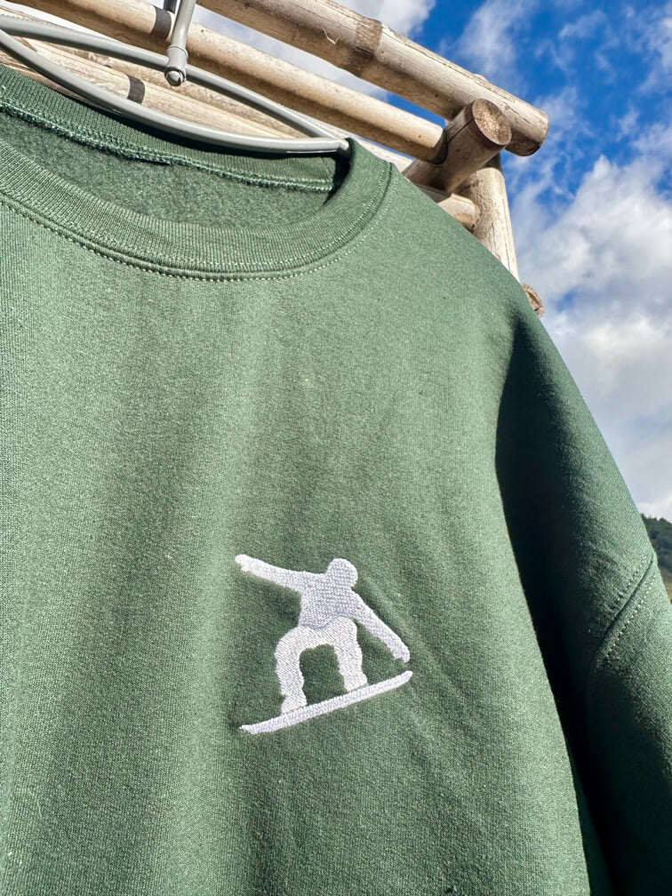 Sweatshirt vert forêt tout doux hyper confortable loose avec broderie côté cœur et sur la manche droite personnalisation broderie snowboard blanc