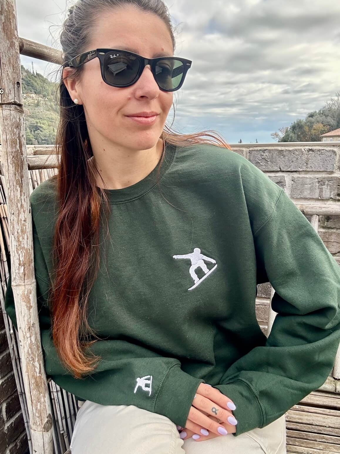 Sweatshirt vert forêt tout doux hyper confortable loose avec broderie côté cœur et sur la manche droite personnalisation broderie snowboard blanc