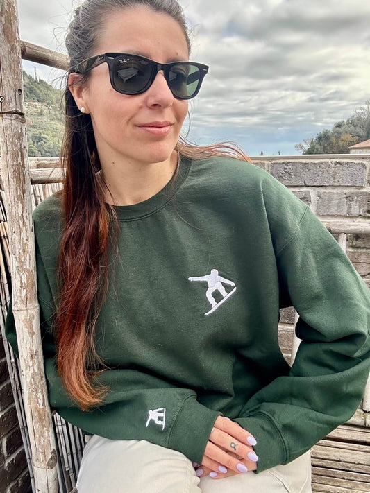 Sweatshirt vert forêt tout doux hyper confortable loose avec broderie côté cœur et sur la manche droite personnalisation broderie snowboard blanc