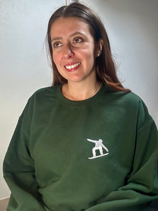 Sweatshirt vert forêt tout doux hyper confortable loose avec broderie côté cœur et sur la manche droite personnalisation broderie snowboard blanc