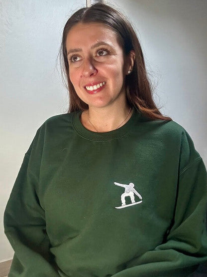 Sweatshirt vert forêt tout doux hyper confortable loose avec broderie côté cœur et sur la manche droite personnalisation broderie snowboard blanc