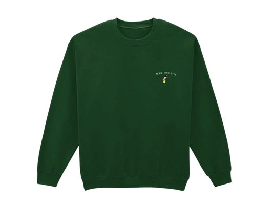 Sweatshirt vert forêt tout doux hyper confortable loose avec broderie côté cœur et sur la manche droite personnalisation broderie broderie team raclette. Texte TEAM RACLETTE et fromage coulant en dessous. 