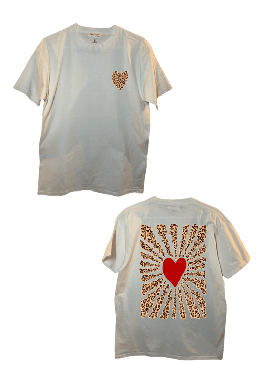 T-shirt oversize blanc, manche courte, 100% coton. Personnalisation du t-shirt grâce à une technique de flocage, le DTF, pour une meilleure qualité d’impression et de tenue. La personnalisation est floquée à l’avant au milieu en haut et à l’arrière en grand dans le dos. Ici, il s’agit de la personnalisation de DTF coeur léopard à l'avant et coeur rouge avec soleil léopard à l'arrière.