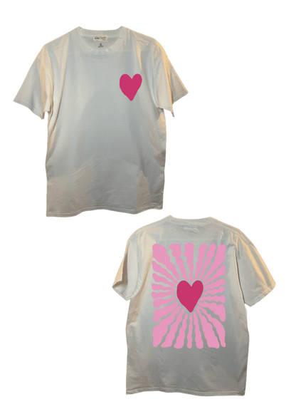 T-shirt oversize blanc, manche courte, 100% coton. Personnalisation du t-shirt grâce à une technique de flocage, le DTF, pour une meilleure qualité d’impression et de tenue. La personnalisation est floquée à l’avant au milieu en haut et à l’arrière en grand dans le dos. Ici, il s’agit de la personnalisation de DTF coeur rose avant et arrière.