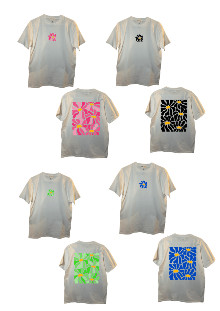 T-shirt oversize blanc, 100% coton. Personnalisation du t-shirt grâce à une technique de flocage, le DTF, pour une meilleure qualité d’impression et de tenue. La personnalisation est floquée au centre, en haut milieu et dans le dos. Ici, il s’agit des personnalisations de DTF fleur en rose, noir, vert et bleu.