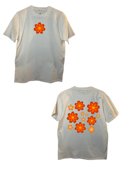 T-shirt oversize blanc, manche courte, 100% coton. Personnalisation du t-shirt grâce à une technique de flocage, le DTF, pour une meilleure qualité d’impression et de tenue. La personnalisation est floquée à l’avant au milieu en haut et à l’arrière en grand dans le dos. Ici, il s’agit de la personnalisation de DTF fleur orange style années 70.