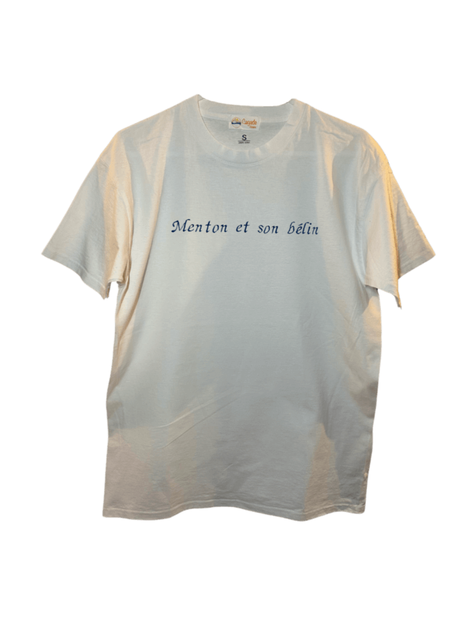 T-shirt oversize blanc, 100% coton. Personnalisation du t-shirt grâce à des broderies. Il faut choisir parmi un choix de broderies dessinées à la main sur le thème de l’été sur la Côte d’Azur dans les Alpes Maritimes, 06. Toutes les broderies sont faites à la commande selon la personnalisation choisie. Ici, il s’agit de la broderie "Menton et son bélin". Phrase typique de Menton Nice idée cadeau régional