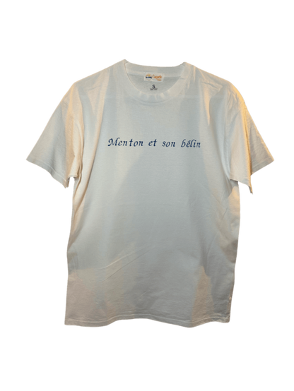 T-shirt oversize blanc, 100% coton. Personnalisation du t-shirt grâce à des broderies. Il faut choisir parmi un choix de broderies dessinées à la main sur le thème de l’été sur la Côte d’Azur dans les Alpes Maritimes, 06. Toutes les broderies sont faites à la commande selon la personnalisation choisie. Ici, il s’agit de la broderie "Menton et son bélin". Phrase typique de Menton Nice idée cadeau régional