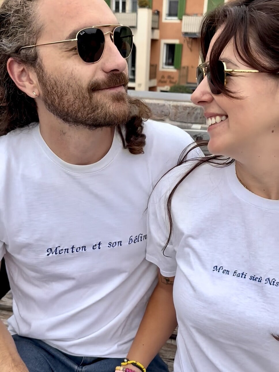 T-shirt oversize blanc homme et femme, 100% coton. Personnalisation du t-shirt grâce à des broderies. Il faut choisir parmi un choix de broderies dessinées à la main sur le thème de l’été sur la Côte d’Azur dans les Alpes Maritimes, 06. Toutes les broderies sont faites à la commande selon la personnalisation choisie. Ici, il s’agit de la broderie "Menton et son bélin" et "M'en bati sieu Nissart". Phrase typique de Menton Nice idée cadeau régional.