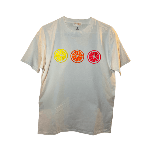 T-shirt oversize blanc, 100% coton. Personnalisation du t-shirt grâce à des broderies. Il faut choisir parmi un choix de broderies dessinées à la main sur le thème de l’été sur la Côte d’Azur dans les Alpes Maritimes, 06. Il faut aussi choisir la position de la broderie entre à gauche côté cœur, à droite ou au milieu. Toutes les broderies sont faites à la commande selon la personnalisation choisie. Ici, il s’agit de la broderie 3 agrumes : citron jaune, orange et pomelo, pamplemousse rose flashy.