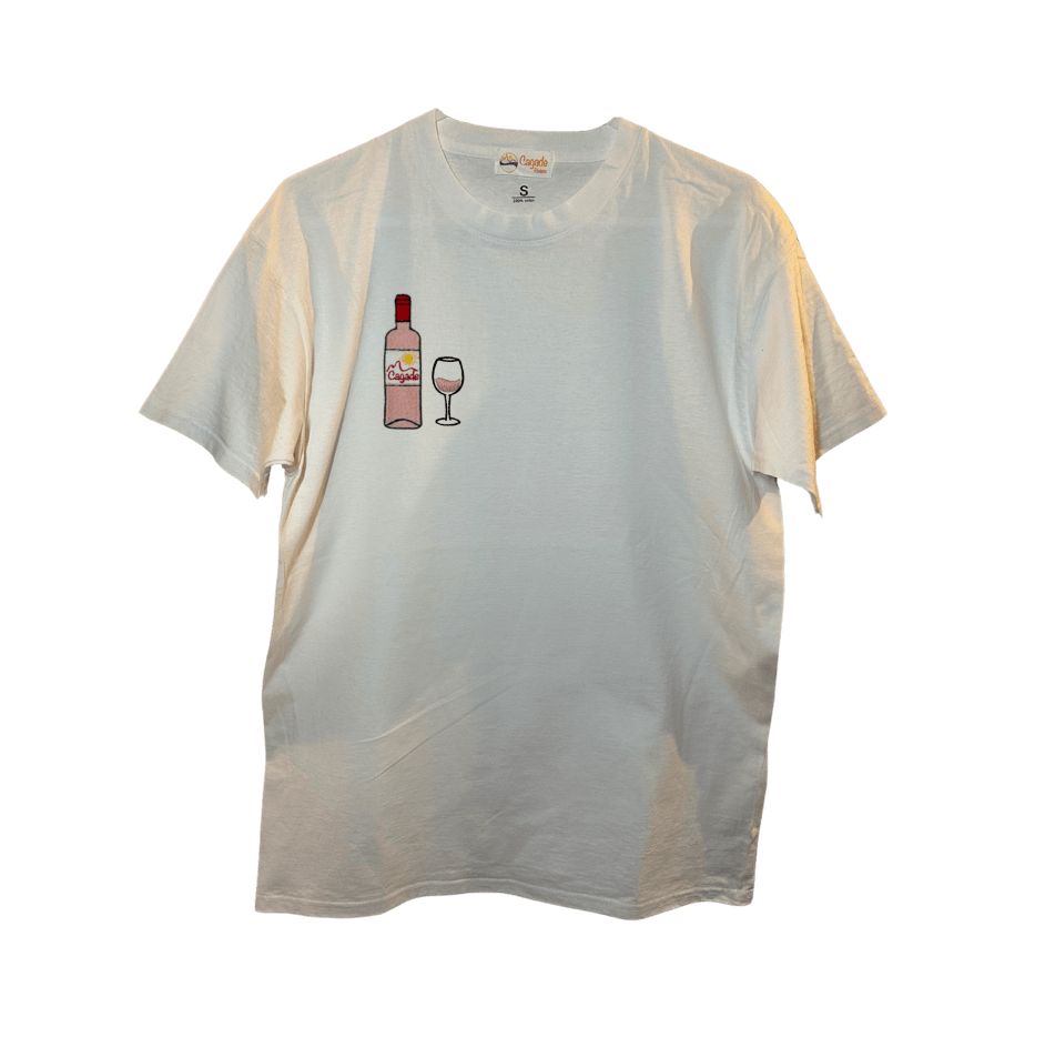 T-shirt oversize blanc, 100% coton. Personnalisation du t-shirt grâce à des broderies. Il faut choisir parmi un choix de broderies dessinées à la main sur le thème de l’été sur la Côte d’Azur dans les Alpes Maritimes, 06. Il faut aussi choisir la position de la broderie entre à gauche côté cœur, à droite ou au milieu. Toutes les broderies sont faites à la commande selon la personnalisation choisie. Ici, il s’agit de la broderie bouteille de vin rosé et son verre de vin rosé.